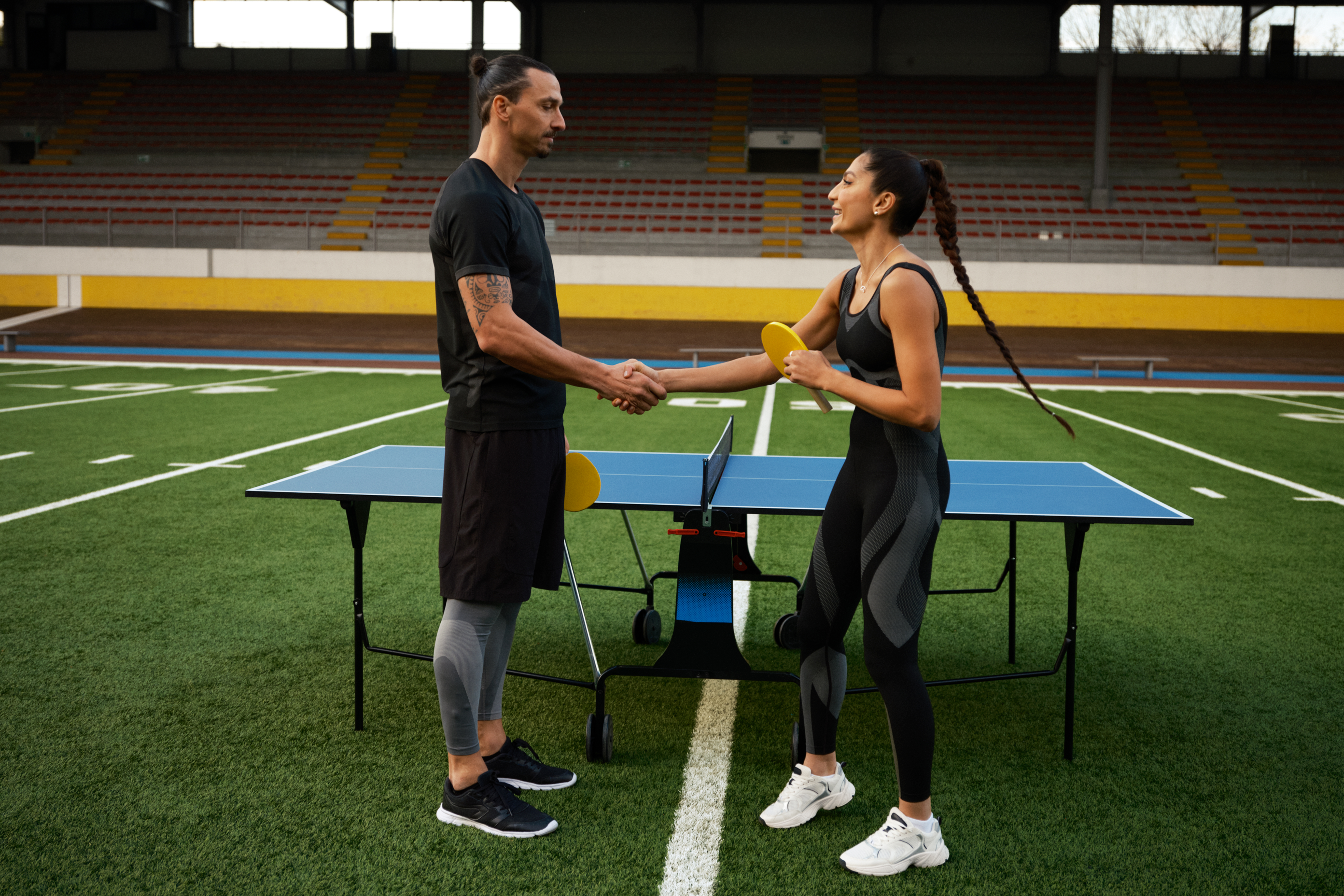Zlatan Ibrahimović ve Nadia Nadim'in masa tenisi oynarken çekilmiş görüntüleri. 