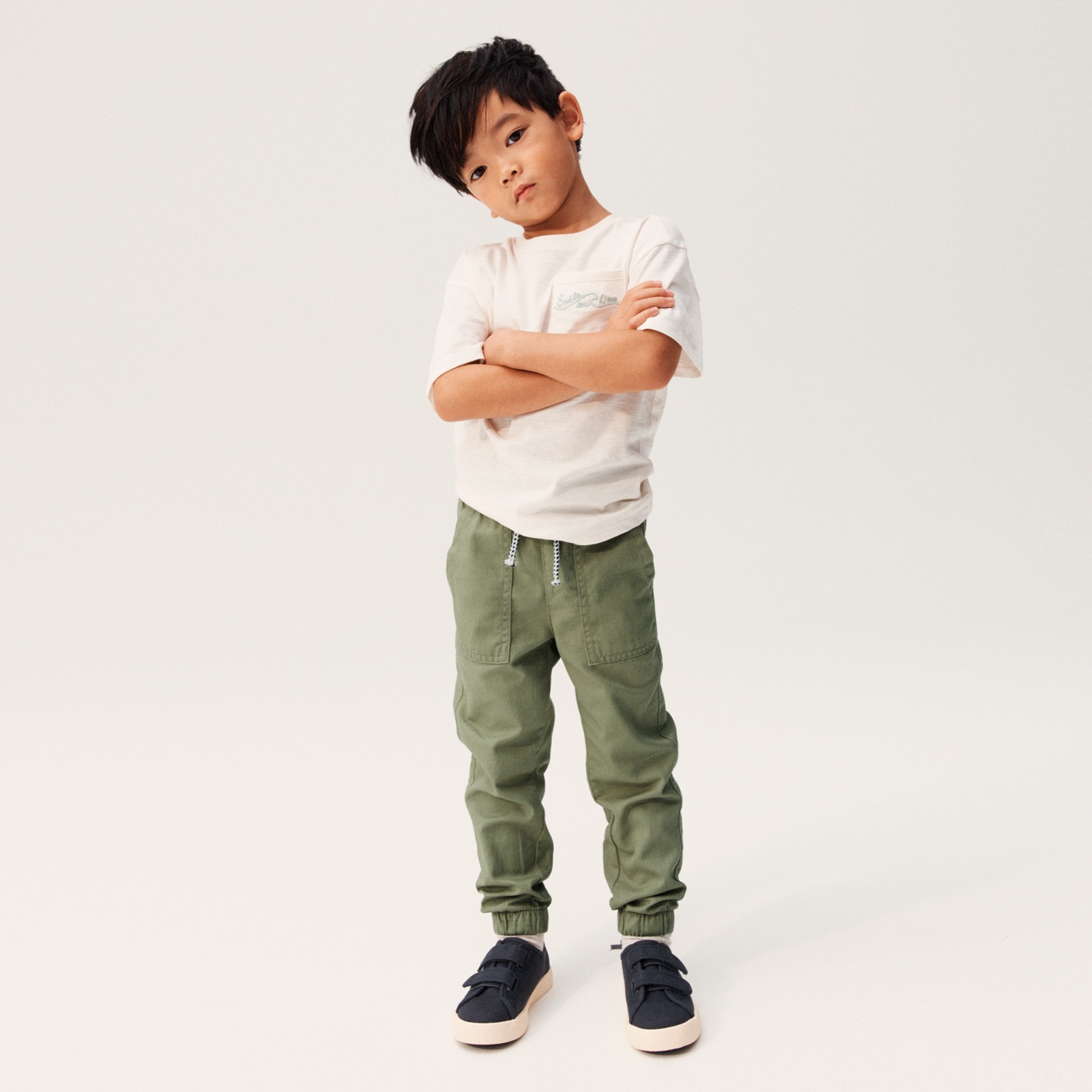 Seas alta o bajita, existe un pantalón cargo perfecto para ti - Foto